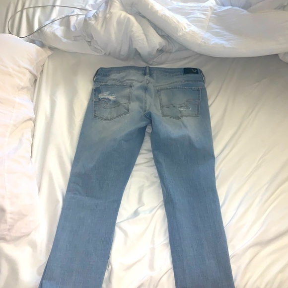 Ripped American Eagle light wash jeans - Picture 2 of 5